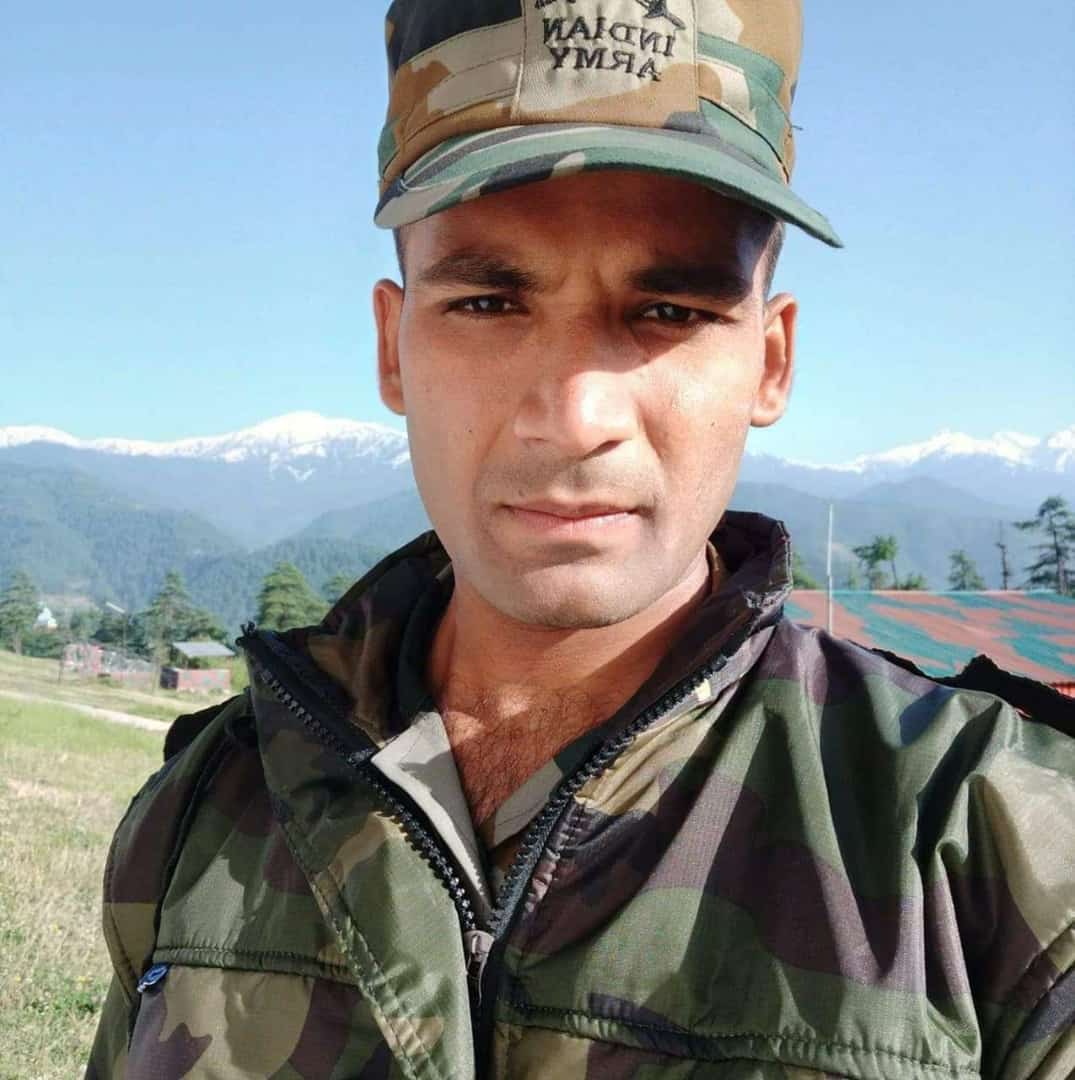 skalamz's tweet photo. This is Shahid Arif Pathan from Vadodara Gujarat.
He is Muslim, he was martyred last month in J&K. He didn't know that #IStandWithAmit brigade hates Muslims so much & now from heaven, he is feeling pity for WASTING HIS LIFE FOR US.
#IDontStandWithAmit https://t.co/AqGfuDp2IW