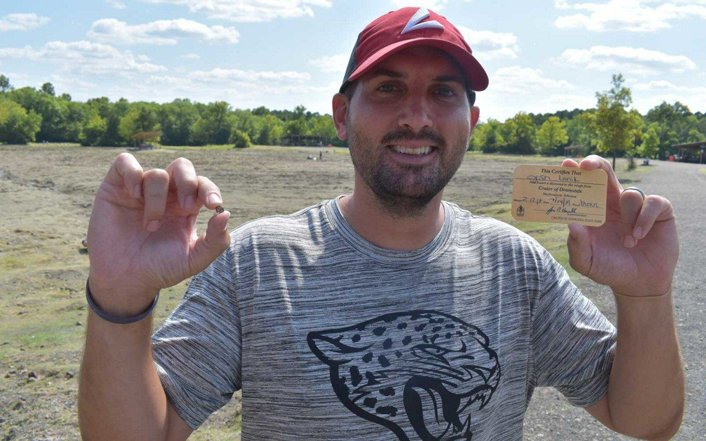 TravelLeisure's tweet photo. Teacher finds 2.12-carat natural diamond in Arkansas state park while on vacation https://t.co/VZPh3BFbjw https://t.co/s8dU60nC3X