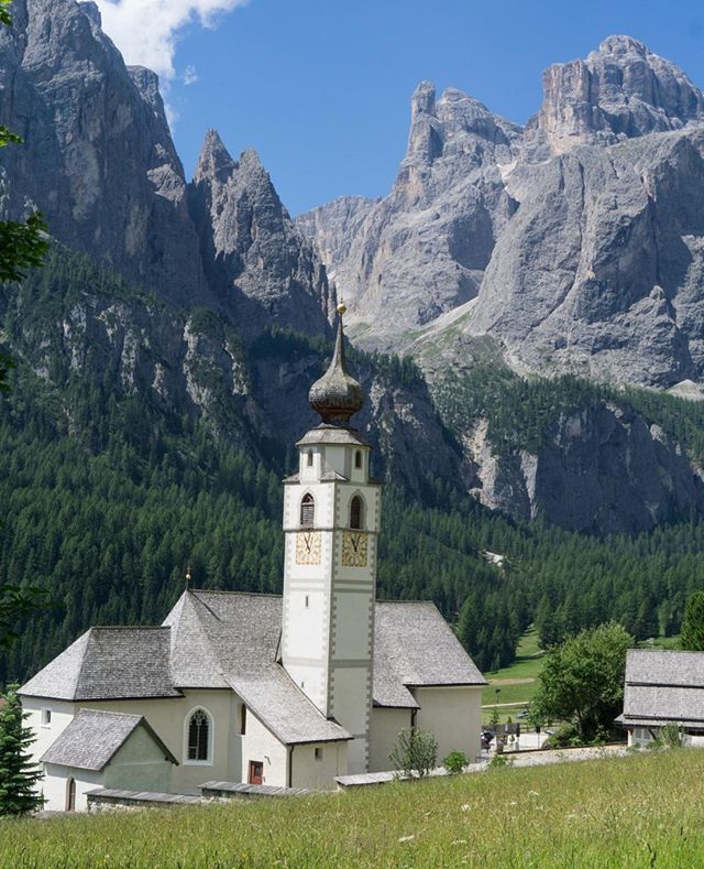 DolomitiReview's tweet photo. Buongiorno e buon primo agosto dalle #Dolomiti! Una cartolina da #Colfosco, con il Gruppo del Sella e la Val di Mezdì sullo sfondo 😍 #AltaBadia⁠
#DolomitiReview ⁠
#Dolomites #Dolomiten #VisitSouthTyrol ⁠
⁠
⁠ https://t.co/o2BndSoLaS https://t.co/M0PKBgzGRl