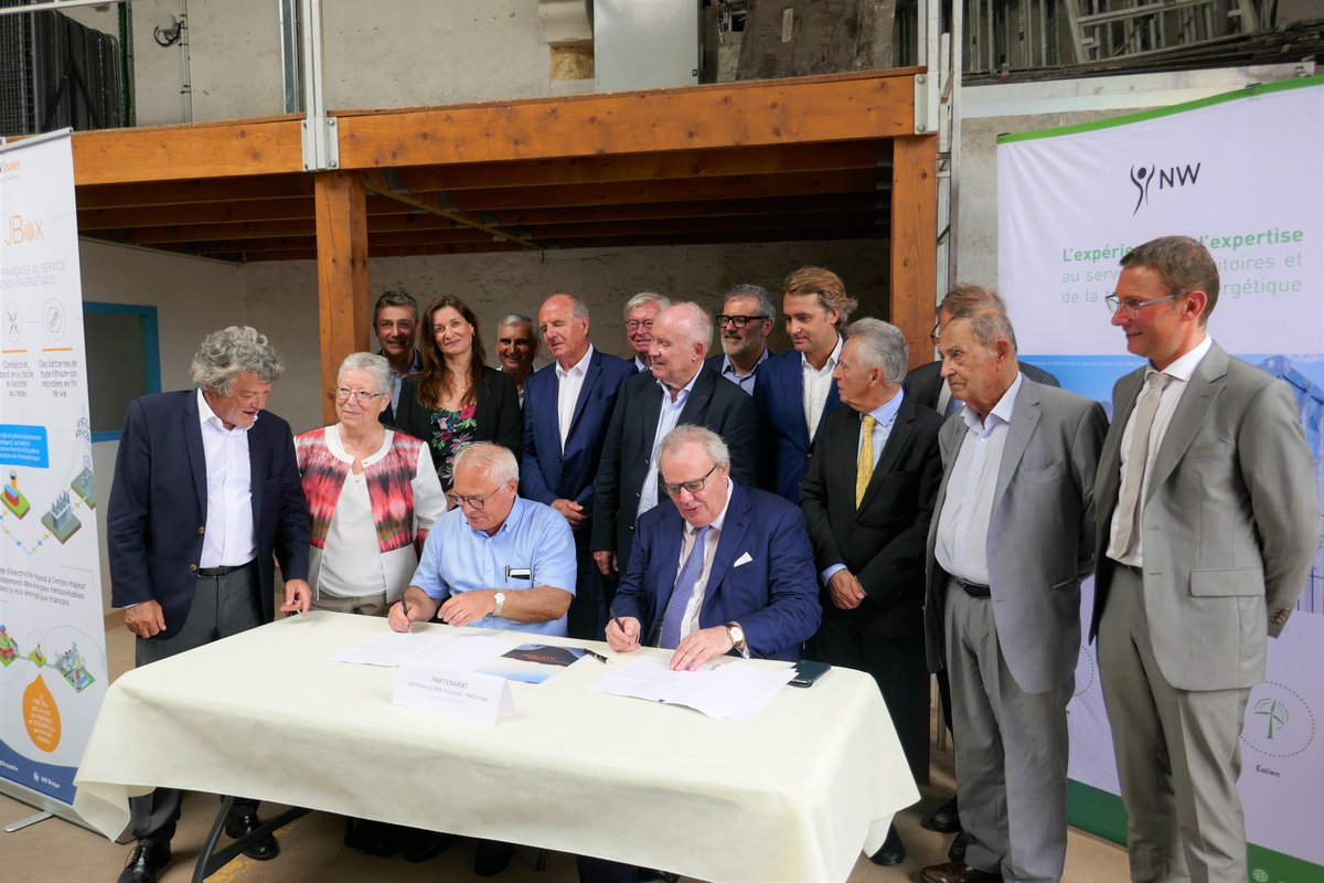 GroupeNw's tweet photo. Retour sur l'inauguration de la J Box de Jonzac du @GroupeNw vendredi 26 juillet, en présence de Claude Belot, @Dbussereau, @Fcoutant, Jean-François Carenco, @ristori20 et @JLBorloo. Première installation de stockage batteries non expérimentale à être certifiée par @rte_france https://t.co/Pwm6P5QtDu