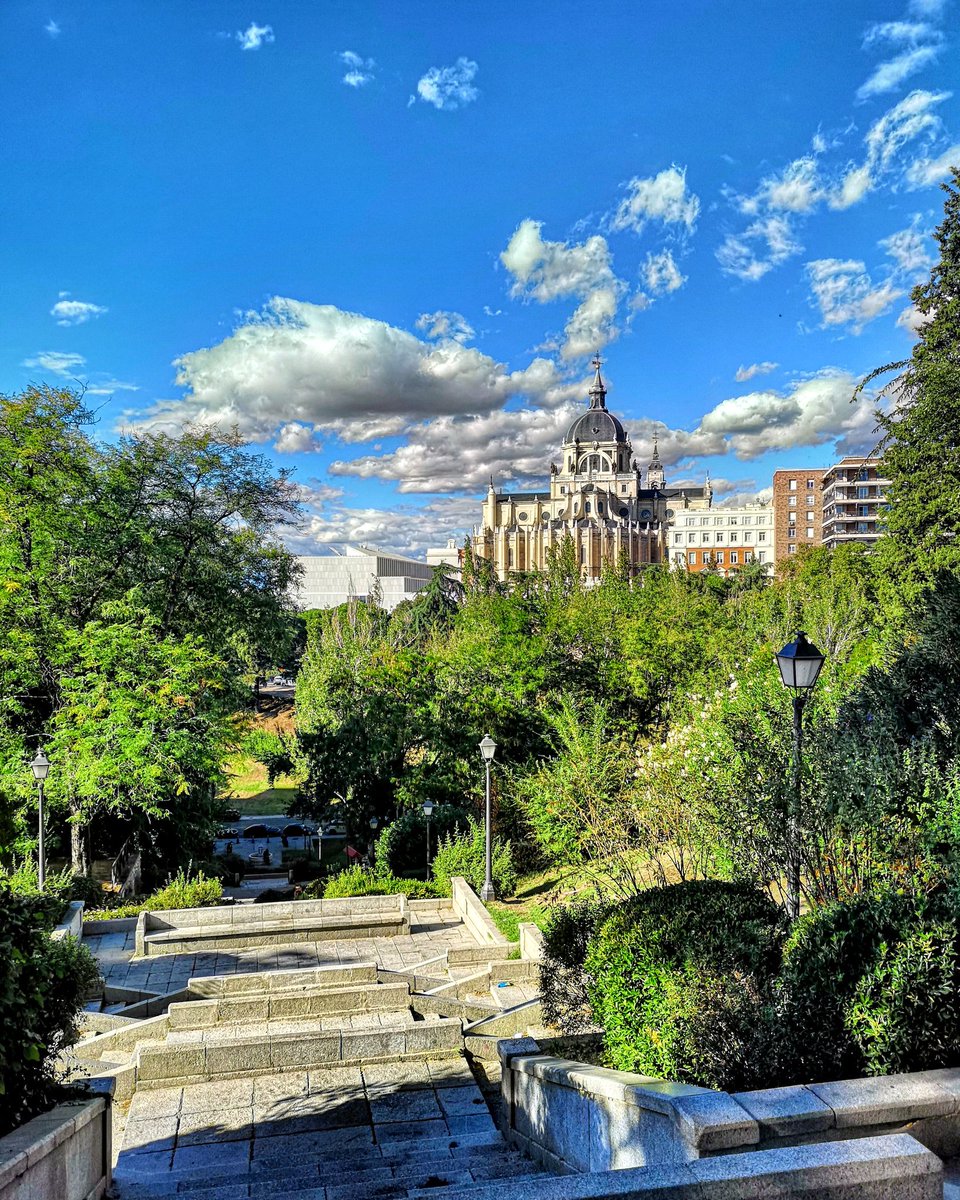 Desde lo alto de la Cuesta de los Ciegos se divisa una de mis vistas preferidas de #madrid ¡Buenos días familia! 😘
