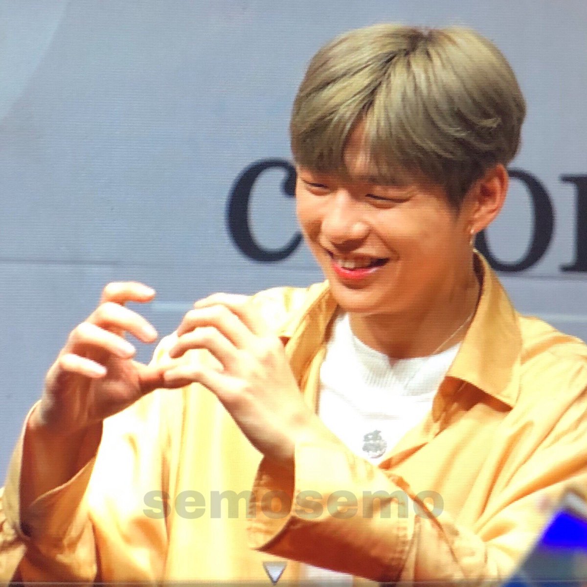 semosemo961210's tweet photo. 190801 부산 팬싸

앨범자켓 촬영했던 노란옷인가봐😍
노랑노랑한 뵹아리 다니엘!

#KangDaniel
#姜丹尼尔 #カンダニエル #คังแดเนียล
#КангДаниэль #كانغ_دانييل https://t.co/IqS5hV1IgL