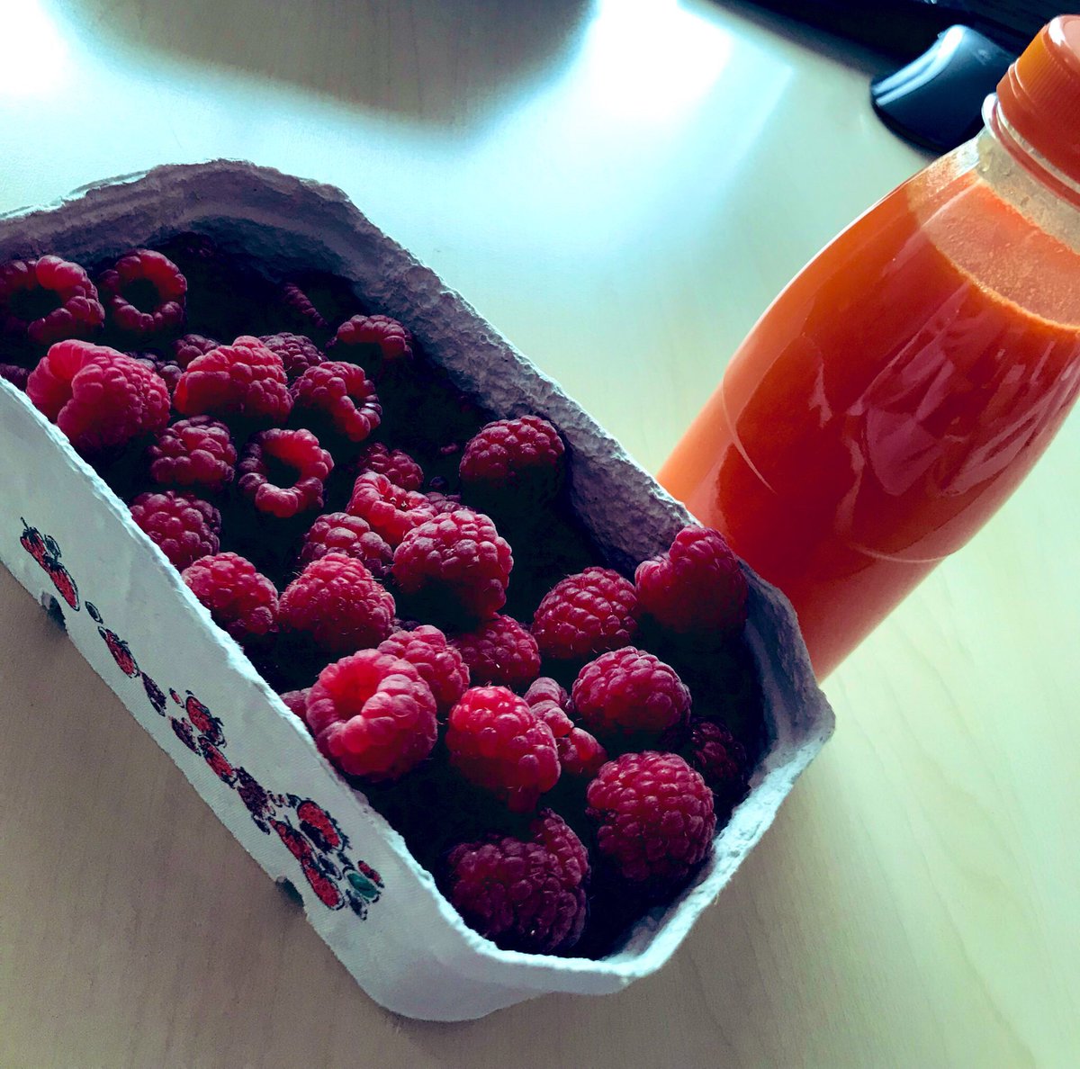 ANTY_Kobieta's tweet image. Wymieniłam *sklep z rana*, teraz zamiast w piekarni pytać siebie co dziś dobrego ? Robię to ze swoją głową w warzywniaku #dziś #maliny #marchew #fitsierpien