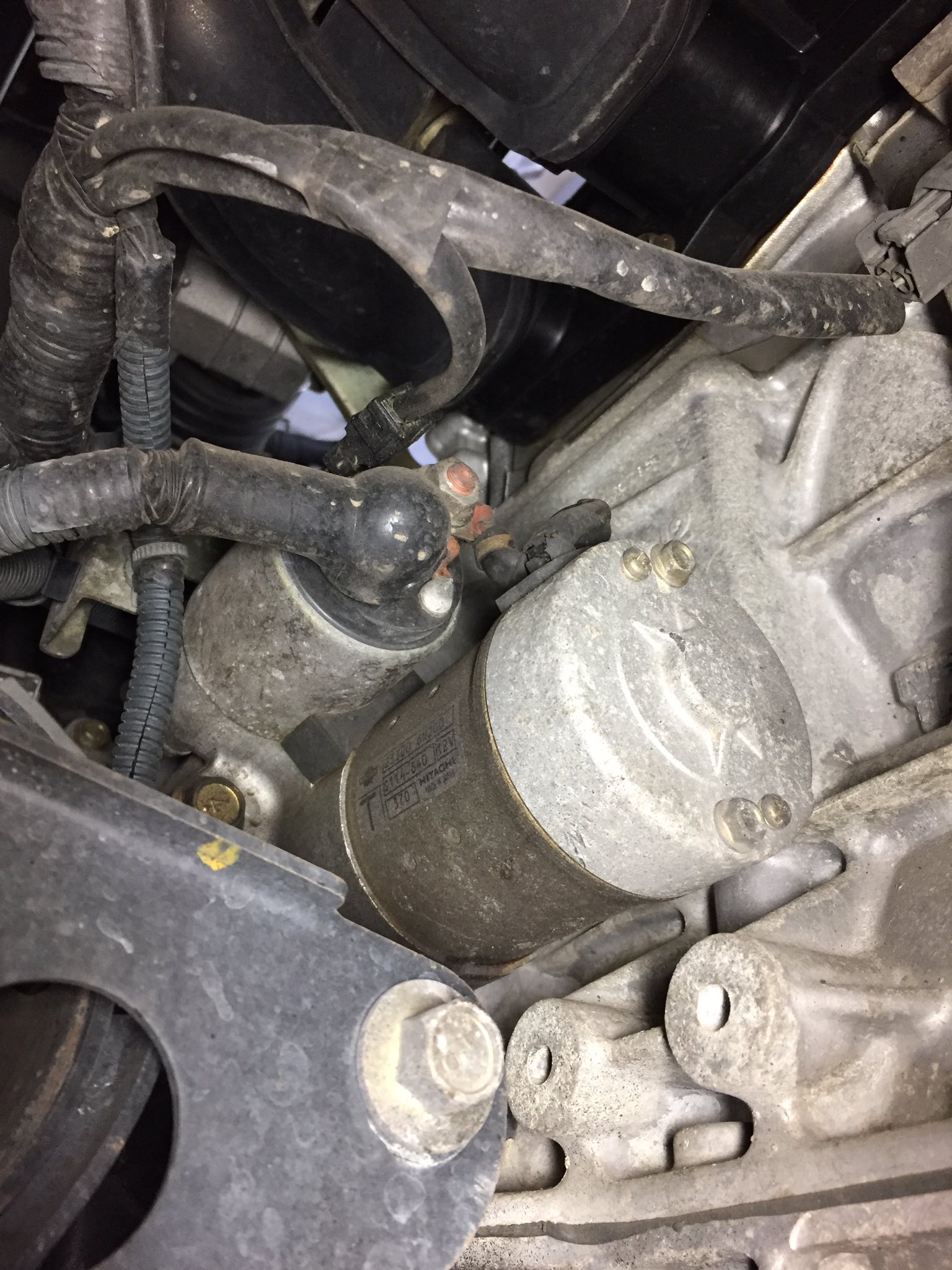 スーパーオートバックス静岡中原 今日はセルモーター故障車両編 セルモーターはエンジンを始動させるためのパーツです 故障するとあれ って感じ 新品は高額なのでリビルト品で交換して行きます 場所はエンジンの裏辺りに隠れてます スーパーオートバックス静岡中原 今日はセルモーター故障車両編 セルモーターはエンジンを始動させるためのパーツです 故障するとあれ って感じ 新品は高額なのでリビルト品で交換して行きます 場所はエンジンの裏辺りに隠れてます