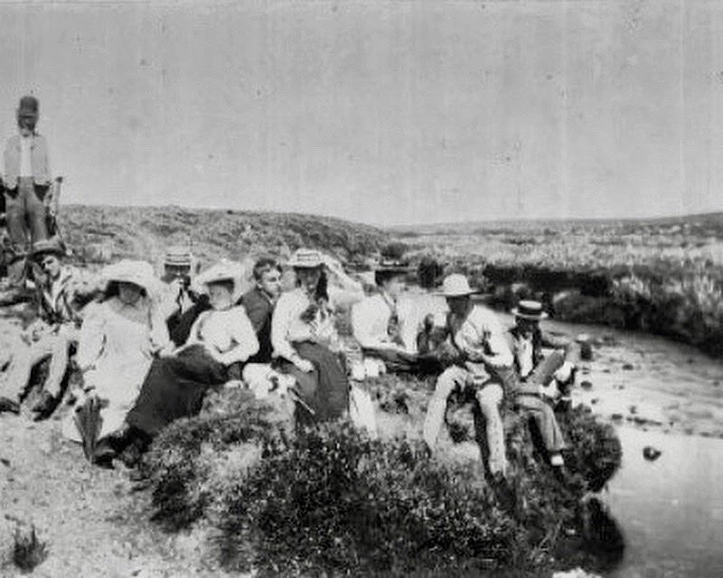 Lunch on the Teign. August 1893.
#Friends and #family on a summer outing to #WaternTor. 
Robert Burnard Collection
dartmoorarchive.org/record/3446 #Dartmoor #Devon #RiverTeign #1890s #summer