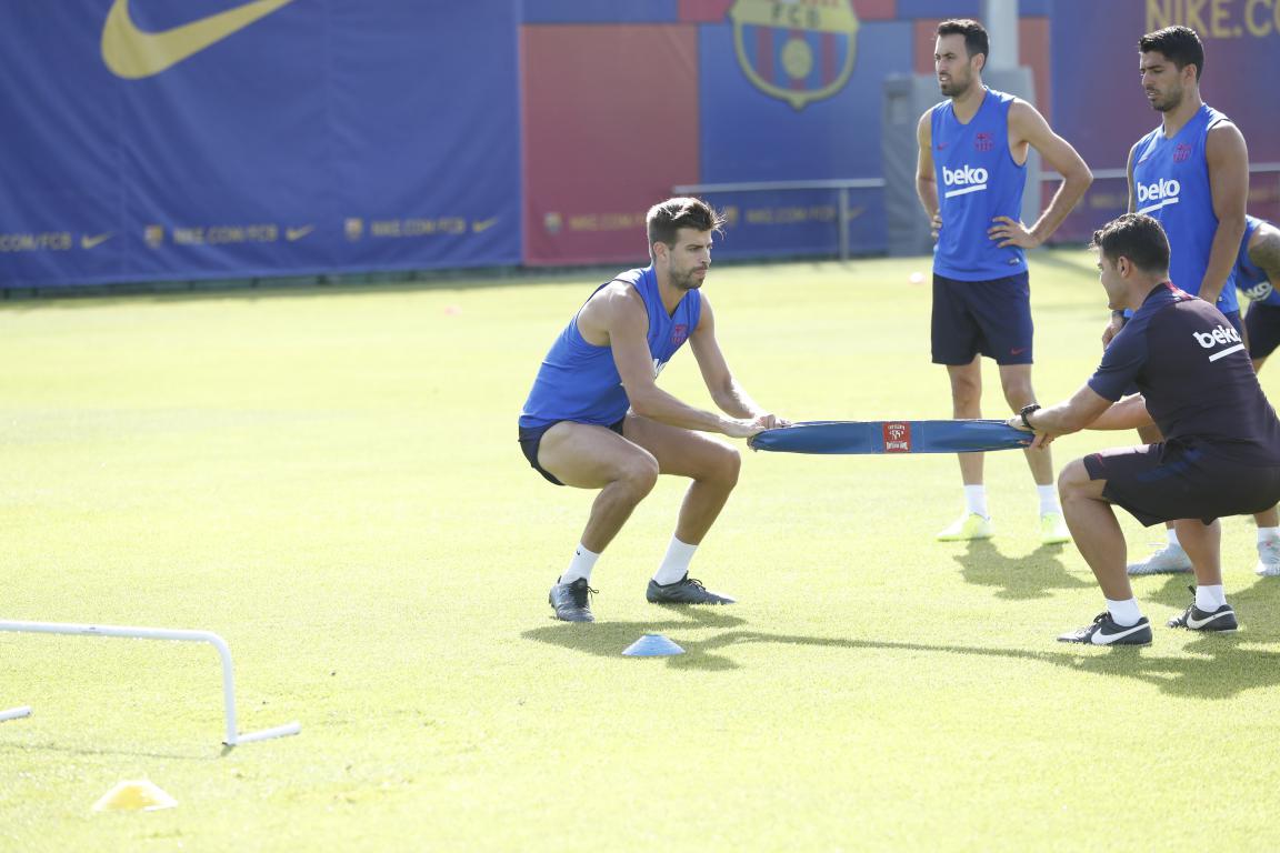 FCBarcelona_es's tweet photo. ➡ Entrenamiento de los jugadores disponibles en el campo Tito Vilanova. Malcom no se entrena con permiso del club para resolver su futuro

➡ También entrenan Iñaki Peña, M. Wague, Guillem, Monchu, Collado, Riqui Puig y C. Pérez del @FCBarcelonaB https://t.co/NhaiArWZ4t