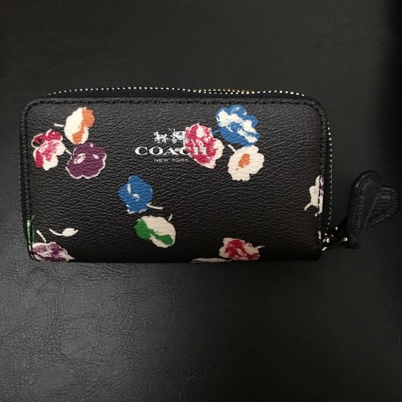 DMakeupCreation's tweet photo. So good I had to share! Check out all the items I'm loving on @Poshmarkapp from @DMakeupCreation #poshmark #fashion #style #shopmycloset #coach #korsmichaelkors #michaelkors: https://t.co/fxg7rjpUBO https://t.co/PHDKcnh6vy