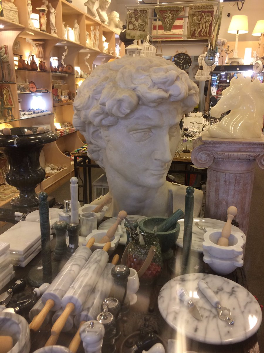 Melfje11's tweet photo. Onze kinderen gisteren in koor in een souvenirwinkel in Volterra: “Kijk! Een beeld van @jochemmyjer!!!!!” 😂😂😂😂 https://t.co/3SR1uMbizN
