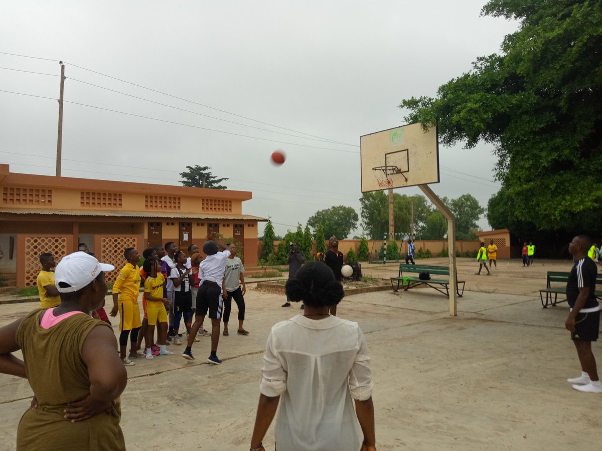 Benin Yali Alumni Association tweet media