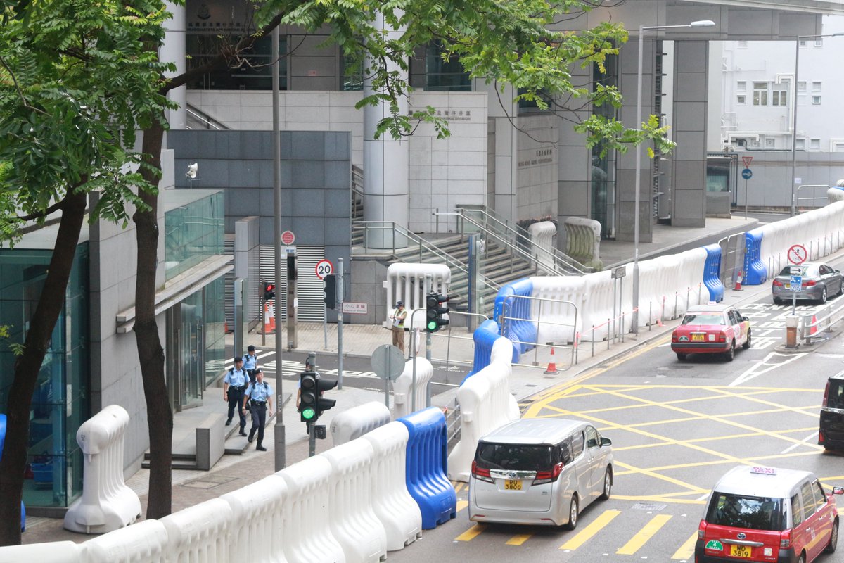 ByVioletLaw's tweet photo. Who needs the #PLA given #HKPolice has been a paramilitary force since after 1957 riots? Also, problem with cops using excessive force in #antiELAB are symptoms of no accountability to the people it polices and little oversight. Experts told me: https://t.co/VV1eJEf0GU https://t.co/joMmR6regY