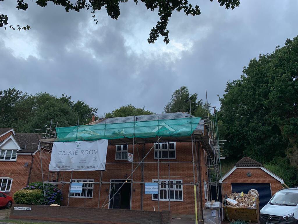 CreateRoom1's tweet image. Beautiful natural slate roof is being fitted today in Shenfield.  If you’re looking to replace your roof or would like a loft conversion, get in touch with us today 01277 363030 or visit our website create-room.co.uk
#roofing #loftconversion #slateroof #firstofthemonth