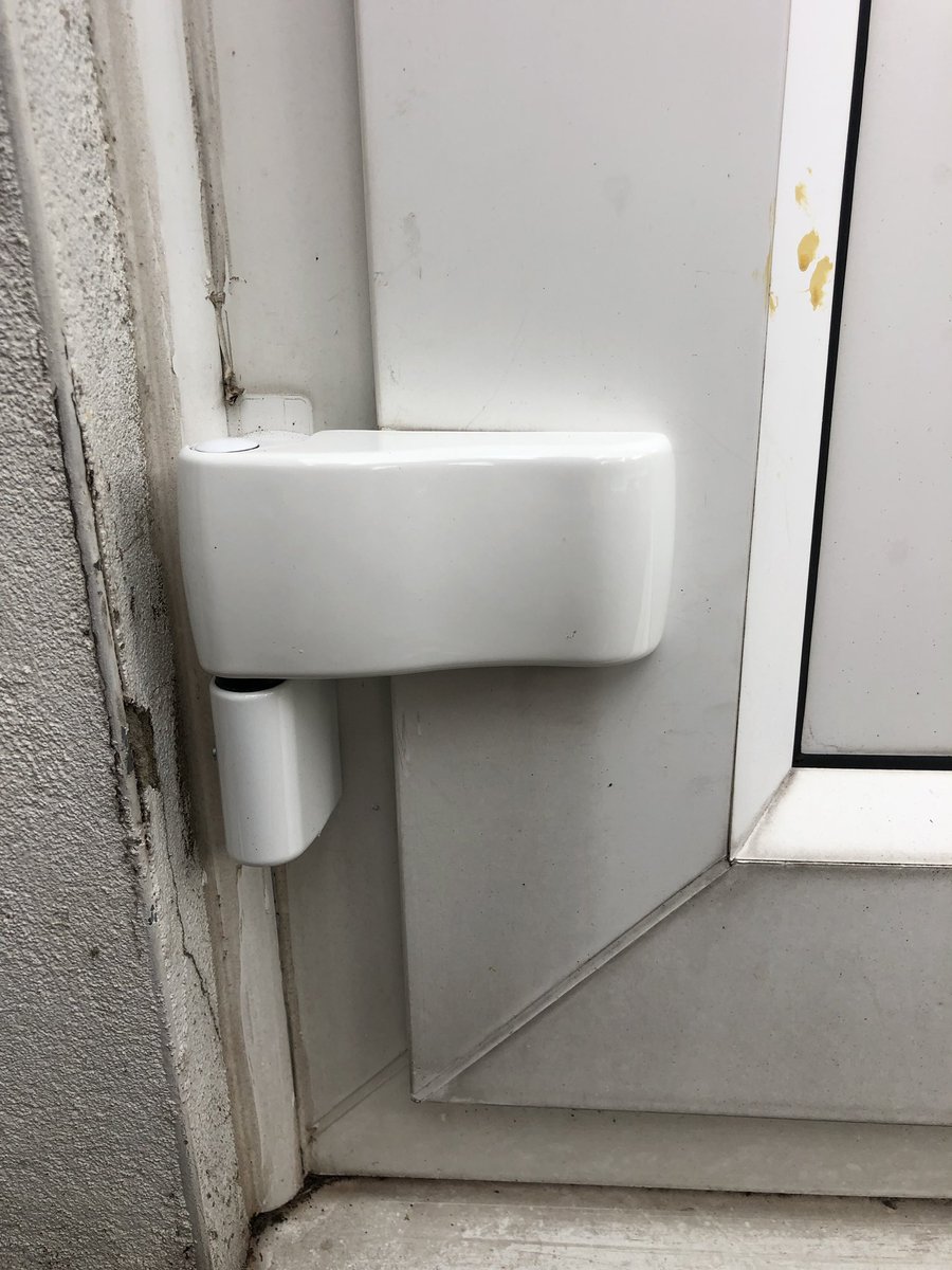 astonlocks's tweet image. #hinge replaced on this #upvcdoor  Much cheaper than replacing the door altogether. #astonlocks #locksmith #hingerepairs #doorrepairs