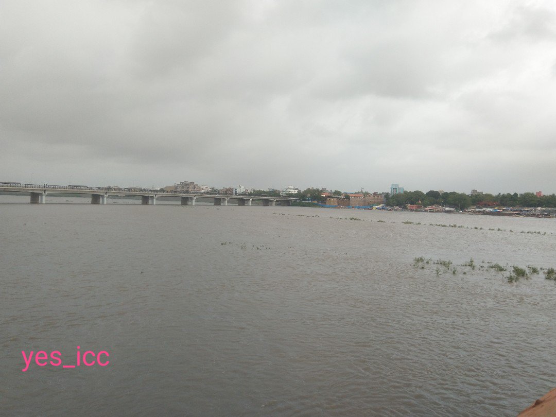 DevelopedSurat's tweet photo. #ThankQ_God ...
#Ukai_Dam #Level has crossed #300_ft , #Monsoon is #Rocking ...
#ઉકાઈ_ડેમ નું લેવલ #300ft પહોંચ્યું
#તાપી_નદી #છલકાયા , #બંને_કાઠે_વહી_રહ્યાં છે
#ભગવાન #તમારો_આભાર ..
@DainikBhaskar @rajpatrika #Surat #yes_icc @DrJagdishSurat ji @SkymetWeather @CleanTapi https://t.co/I1fnDEh8kz