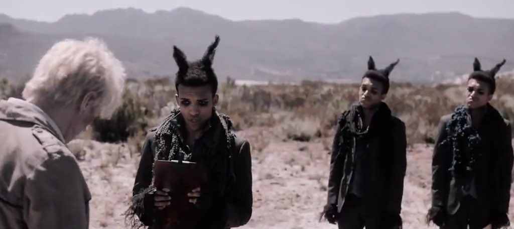 Hana_Loyal's tweet photo. Ok, sooo letโs talk about His costume. I find it cool Nโ interesting! Especially dat horn-shaped hair! #GoodOmensย @GoodOmensPrime #Demon #DatHair https://t.co/2XLNaPOO0u