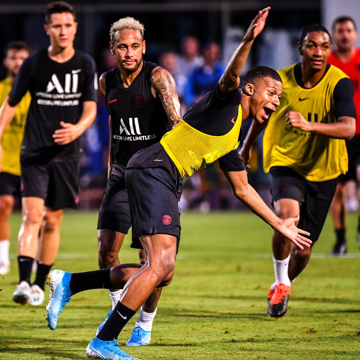 brfootball's tweet photo. Neymar's first day back training with his PSG team-mates https://t.co/ioKOFtEjyA
