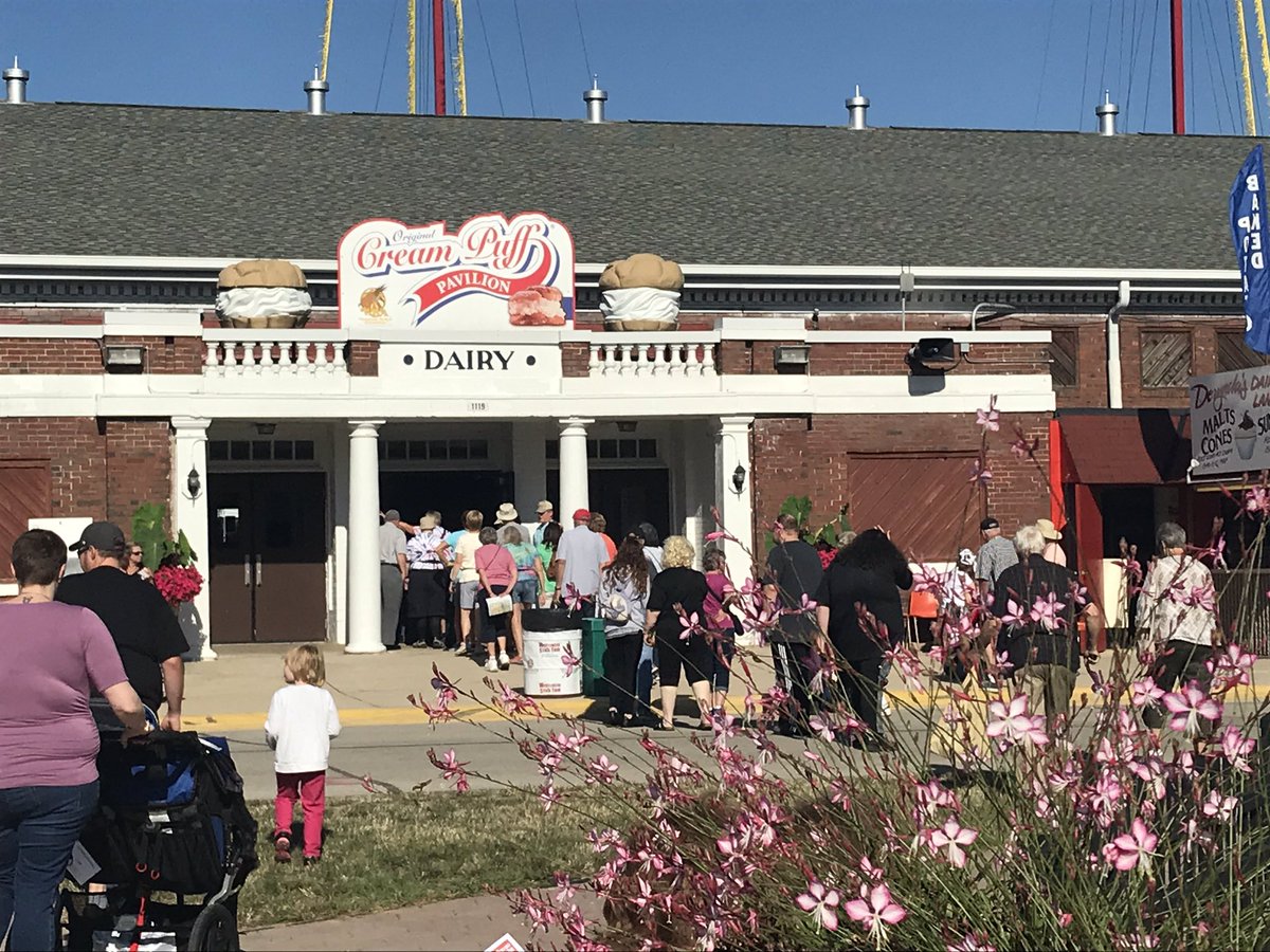 PauleenLe's tweet photo. And voila! 1 hour down of the @wistatefair and there’s a nice line to get into the @ocpbakers pavilion! Enjoy! https://t.co/GoHDbxQ3GI