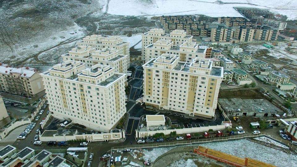 Зайсанд бүрэн тавилгатай,цэвэрхэн 3 өрөө байр түрээслүүлнэ.98603090