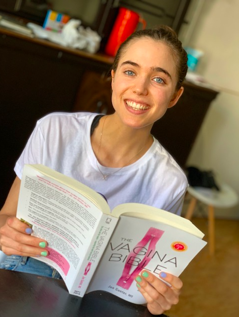 CaulfieldTim's tweet image. As I said in my blurb, The Vagina Bible is the exact book the world needs now! cc @PenguinRandomCA @DrJenGunter @Carrie_Mudd

Just took this pic of my daughter, Jane, getting the #TeamJen, science-informed, low-down! 

#GoScience!