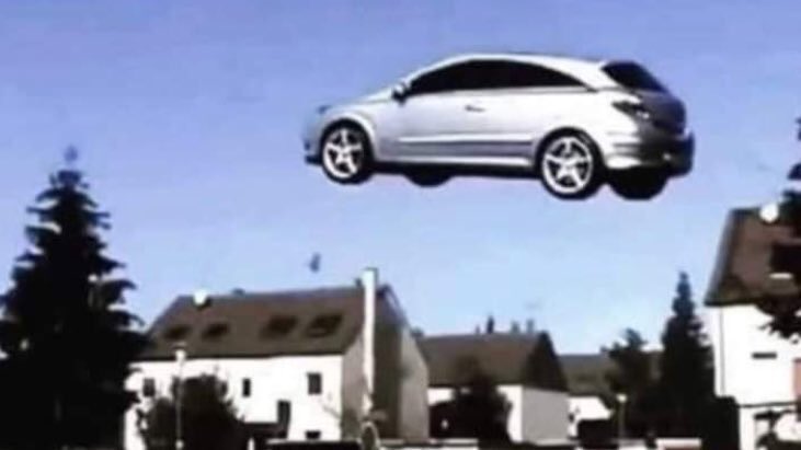 👨🏻: جدامج مطبه !
👩🏻: شايفتها لا تخاف 🤳