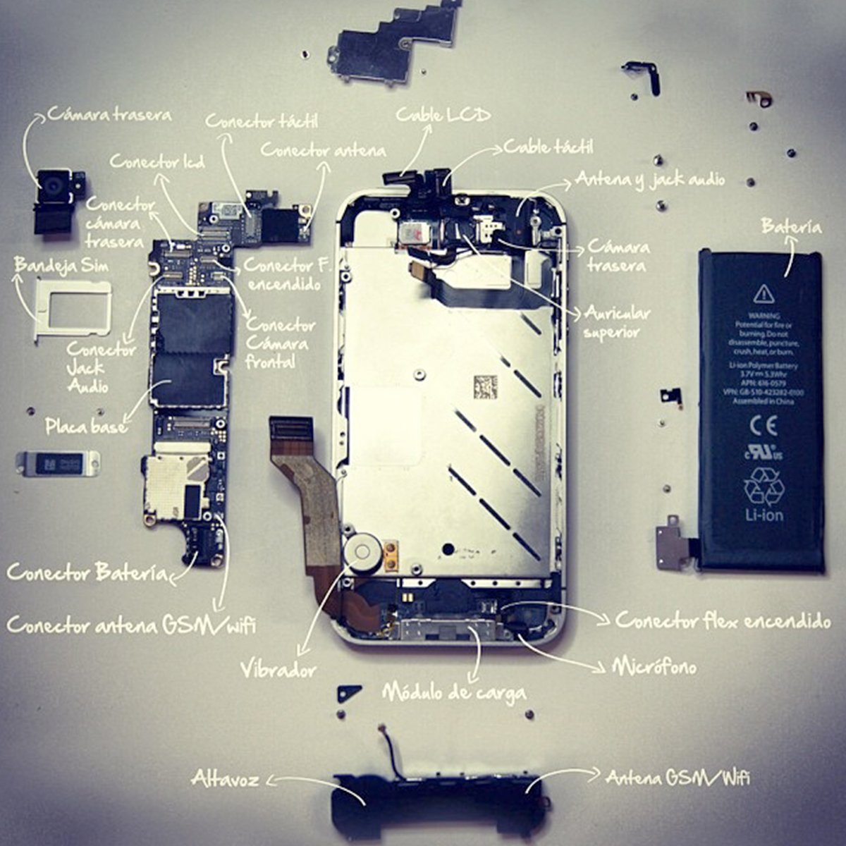 bemovil's tweet photo. Estos son los componentes que encontramos dentro del un iPhone al desmontarlo 😯 

#iphone #instagood #iphone7plus #instagram #life #love #ipad #apple #selfie  #Samsung #photooftheday #ipadmini #taplet  #art #ootd #instalike #cute #picoftheday #iphonex #iphone8 #happy https://t.co/9R5wOCXFD4