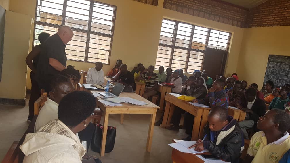 promulindwa's tweet photo. In partnership between @rulindodistrict of #Rwanda and @farmertofarmer of @USAIDRwanda We are in the Capacity building for 97 members of #KIMUYANZA Cooperative specialized in #Maize farming for #foodsecurity @gasanab https://t.co/nvmaHeBCY8