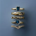 スタージュエリー、ゴールド×深みブルー＆リーフ型のクラシカルリング。秋の新作を重ねづけで素敵に。