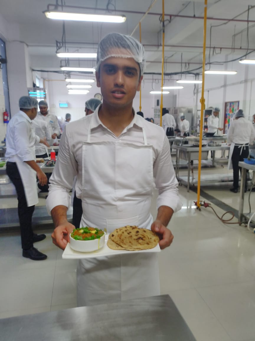 RushilSharma15's tweet photo. #First_kitchen_practical 
IIHM Rocks #feature_chef👨‍🍳
@AADirIIHMDELHI @iihm👨‍🍳 https://t.co/VGpEVEYfY0