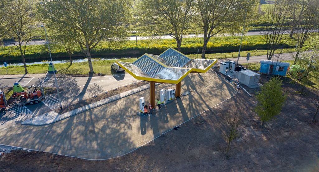 In the last three months we:

1) opened 12 new stations 🚀 (106 stations in total)
2) added 175/350 kW fast chargers at 10 existing locations 🎉

Meaning: 53 fast chargers added in total to the Fastned network! ⚡️😱 
How is your summer going? 😏