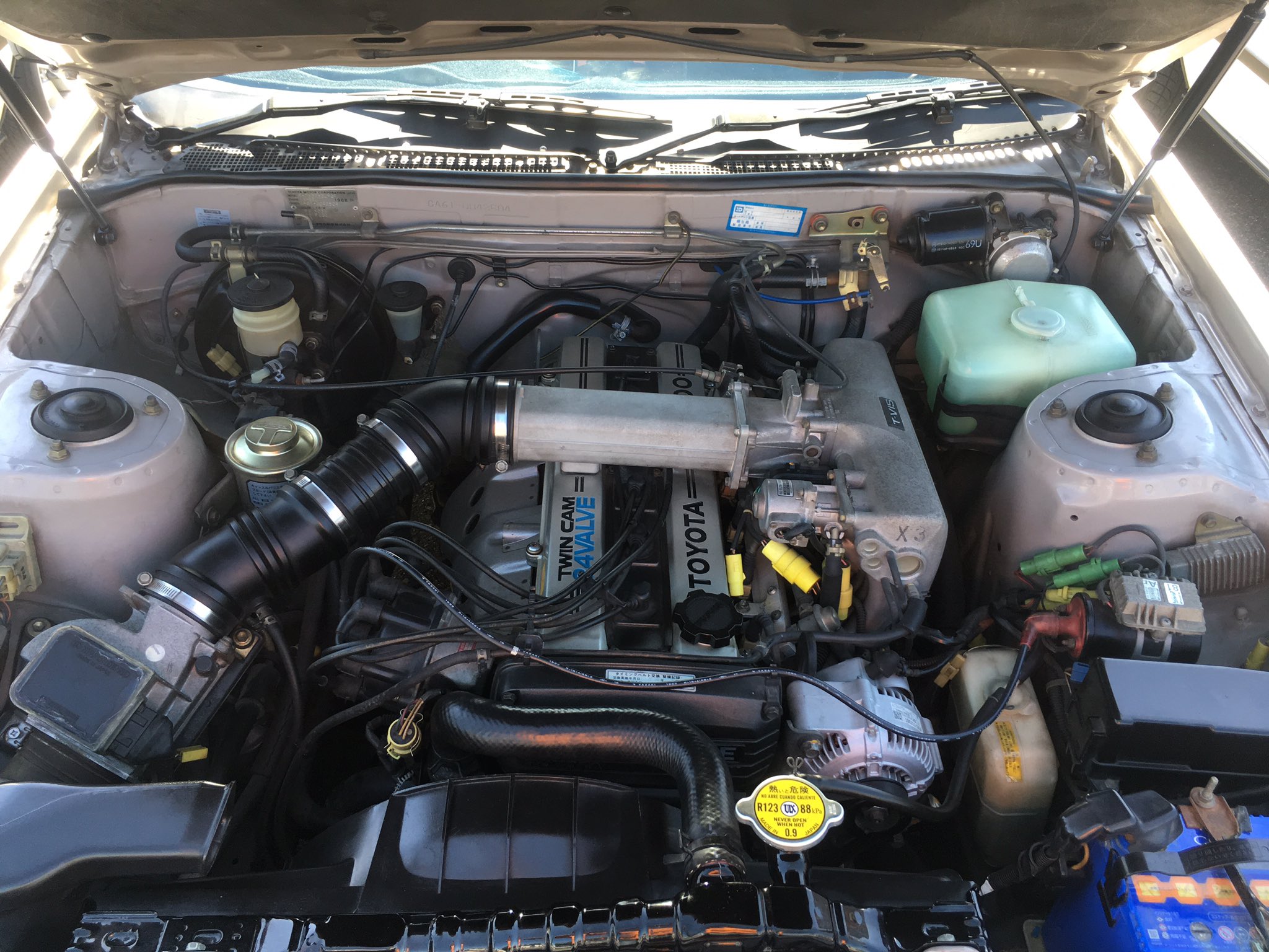 二流整備士 With Jzx81 Al Twitter 過去の旧車イベントにて セリカxxのエンジンルーム 昭和レトロ 昭和 レトロカー セリカ Xx 7m 6気筒 スープラの前身 よろしくメカドック ダブルエックス 綺麗なエンジンルーム 旧車 トヨタ 豊田 Toyota カッコ