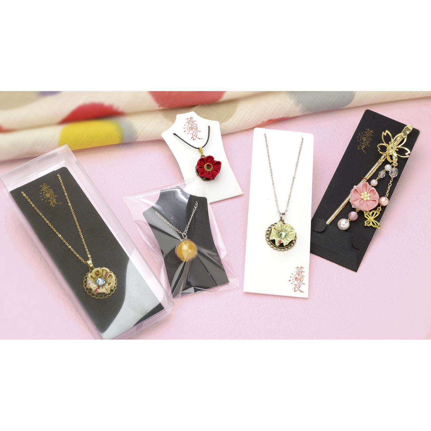 株式会社ササガワ ネックレス専用台紙 いざ自分で厚紙をカットして台紙を作るのは大変ですよね この台紙は裏にチェーンが収納できるポケットが付いています Sサイズは名刺サイズで箱や袋にも合わせやすいですよ オリジナルワークス