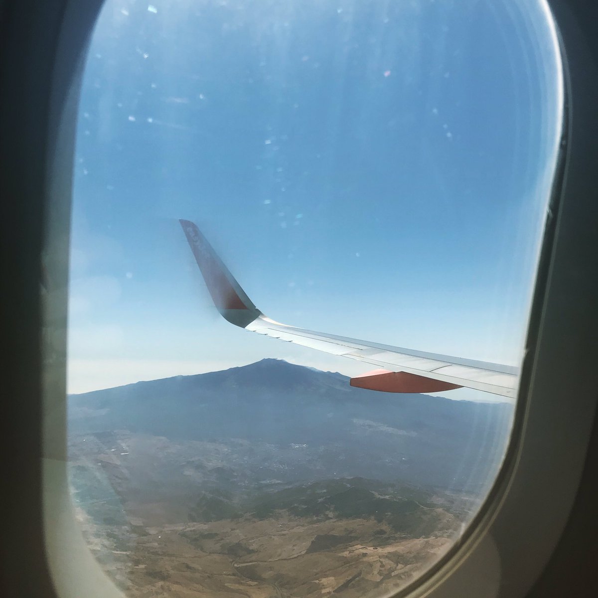 Arrived in Taormina for a few days! With a quick photo of Mt. Etna from the plane. Off now to eat lots of pizza 🍕 and pasta 🍝 with wine 🍷. Follow me on my stories and here to find out more about my trip. #blueeyetravel #travel #travels #travelagent #taormina #taorminasicily