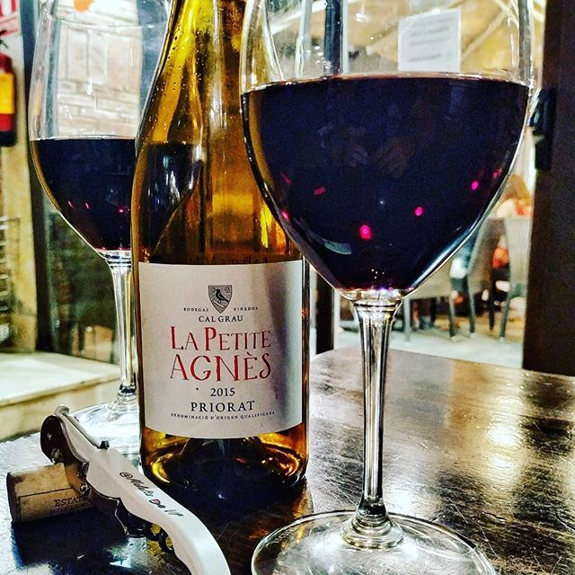 malaltsdevi's tweet photo. LA PETITE AGNÈS 2015 del Celler #calgrau @vinosiberian dins la @d.o.q.priorat 🍇🍷🍇 i que vam poder provar a la @tabernalekeitio #foodandwine a Cambrils 😋🍷
. #lapetiteagnes cupatge al 50% de #garnatxa 🍇 i #carinyena 🍇 o #samso 🍇
. El raïm per elabo… https://t.co/ujgVA32zFY https://t.co/08vvyZSZaY