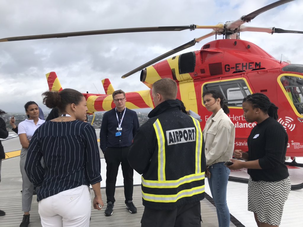 Students from east London came to our #nursing #midwifery and #alliedhealthprofessional summer school this week and were able to meet the @LDNairamb team 🚁  to discuss how lives are saved everyday at @NHSBartsHealth 👩🏽‍⚕️👨🏽‍⚕️🚑 

 @Barts_Charity @EastLondonHCP @RoyalLondonHosp