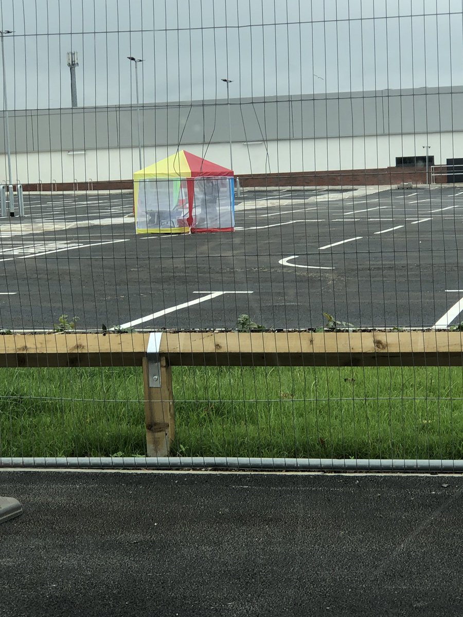 beanz2809's tweet image. Top employee this kid!! Rain isn’t stopping him 😂 #working #esrnawage #weatherproblems #Durham