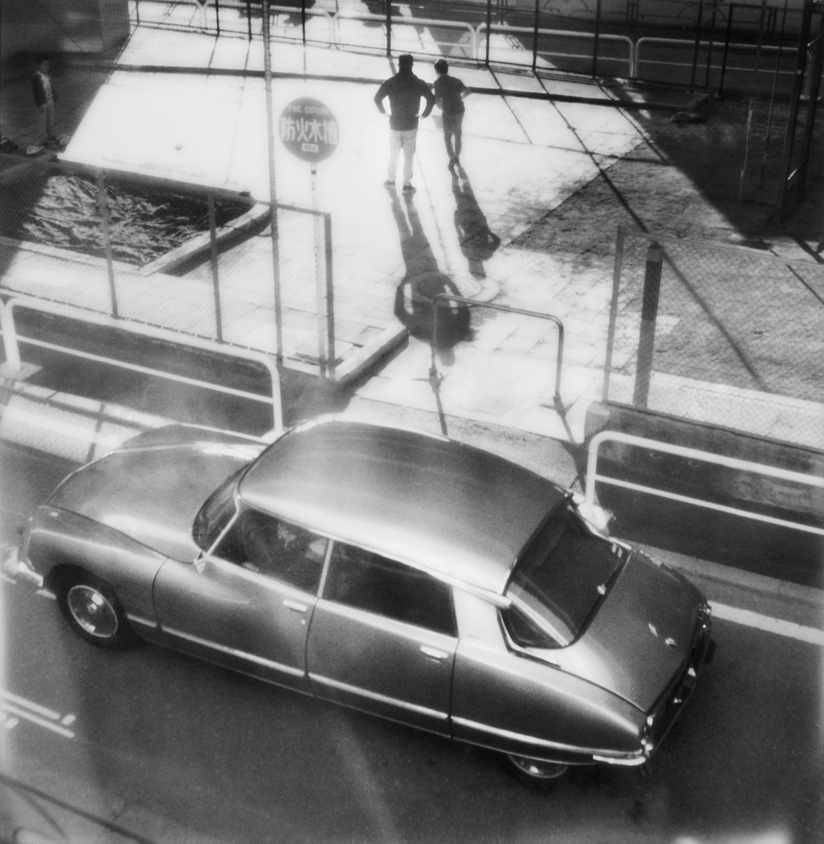 奥山由之 Twitterissa 自動車メーカー シトロエンの100周年を記念して 世界から7人の写真家が選ばれ 歴代の車を撮影しました フランスの雑誌 Ideat に特集が掲載されております T Co Jvdcnvmb8a