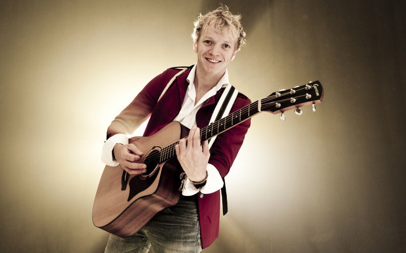 Vanavond vanaf 20.00 uur op de Kerkbrink: de topband PAPA DI GRAZZI, een optreden van JELLE B en DJ OLAF! Kom op tijd!
