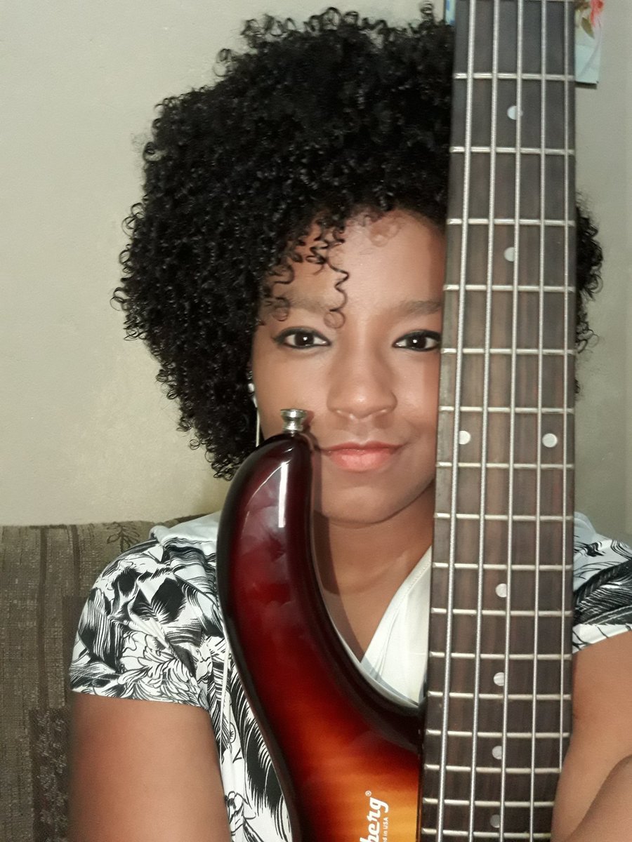 Suelen14724464's tweet photo. É que a música transcende a alma! #bassgril #groove #musica #vidaa #amor #satisfacao #felicidade #liberdade #mpb #pop #rock #strinberg #5cordas #coisalinda 💙 https://t.co/nHTRA3MPsZ