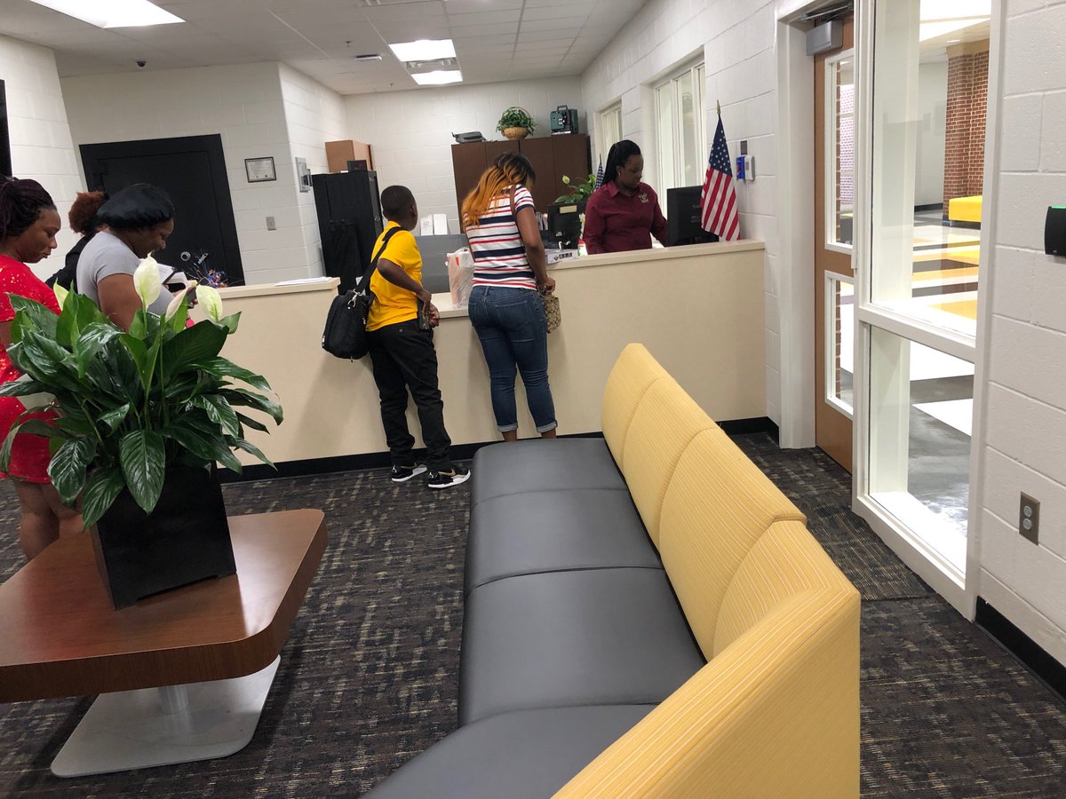 ajcdevelopment's tweet image. Parents get their students registered at Henry County’s McDonough Middle School. #AJCBackToSchool