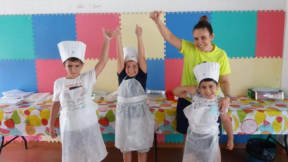 Merchedemelilla's tweet photo. Los mejores cocineros👩‍🍳👨‍🍳♥️♥️
#Teamachef llega por segundo año consecutivo a formar un exitoso programa d cocina entre los chic@s d @asoc_teama 🍅🥩🌮🍳🍽 Virginia Martínez imparte este taller  pra fomentar habilidades culinarias y hábitos higiénicos-alimenticios de los  usuarios https://t.co/S9GU6mF7Mr