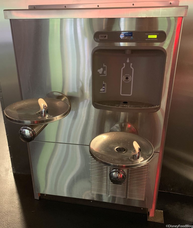 DisneyFoodBlog's tweet image. Here’s What You Need To Know About Disney World’s Refillable Water Bottle Stations! disneyfoodblog.com/2019/08/01/her…