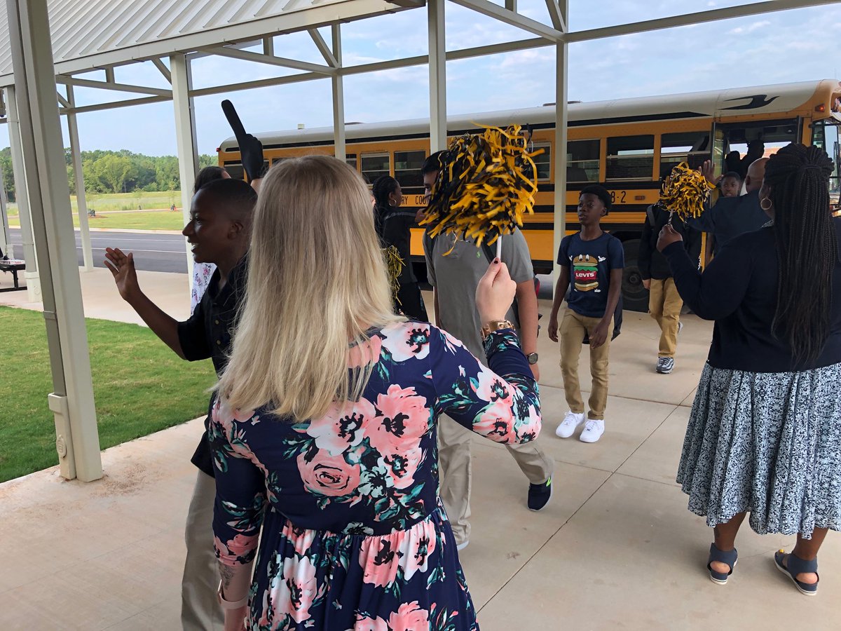 ajcdevelopment's tweet image. McDonough Middle School teachers cheer in students in first day of classes in Henry County. #AJCBackToSchool #ExpectExceptionalHCS