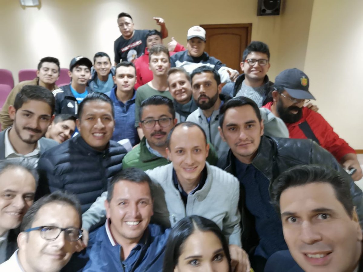 CronicaRojaCR's tweet photo. El @DCuencaOficial necesita que todos estemos unidos para salir de esta dura situación la noche de ayer gran reunión con el Alcalde, Dirigentes, Socios e integrantes de nuestra barra.
#unaciudadunequipo
#unsolopuño https://t.co/xkRmDvibnY
