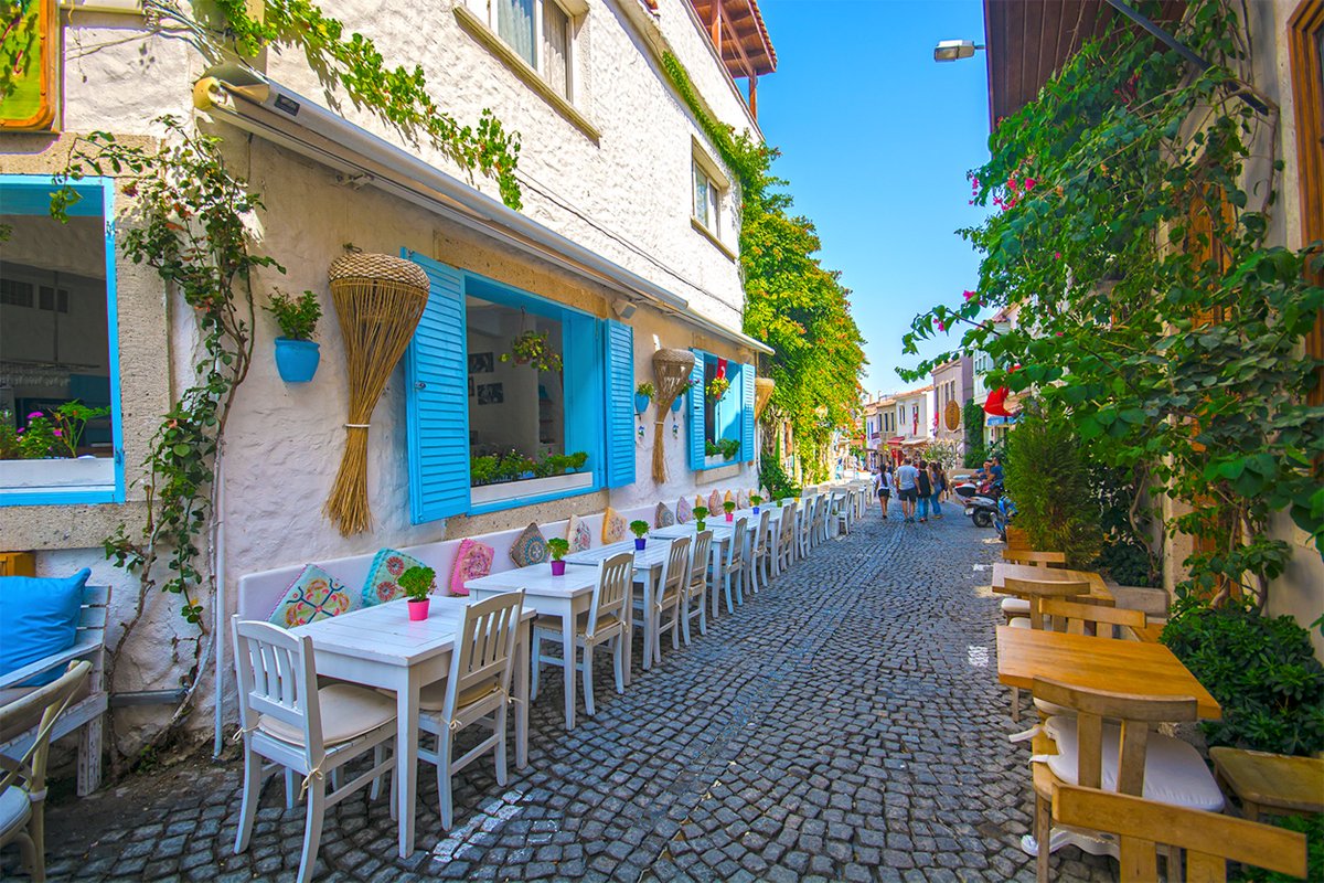 tripoki's tweet photo. Sevimli taş evleri, rengarenk sokakları ve muhteşem havasıyla yaz mevsiminin asla modası geçmeyecek rotası, #Alaçatı . > https://t.co/64GOAb70fK #seyahat #yaz https://t.co/zUjYnEcxva