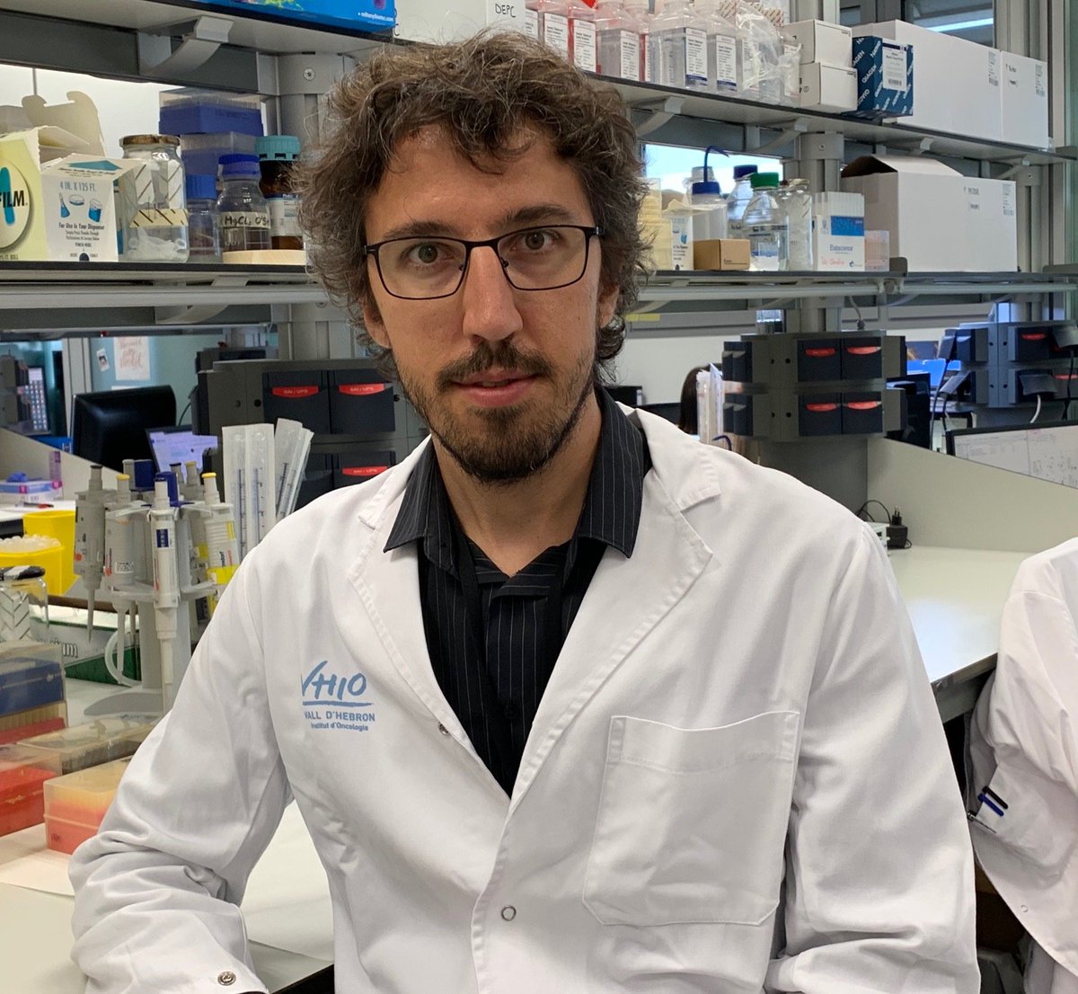 vallhebron's tweet photo. Vall d’Hebron, a través del @VHIO, i Banc de Sang i Teixits, han iniciat un assaig clínic, dirigit per @pebarba, per avaluar la seguretat i eficàcia d’una nova teràpia cel·lular anomenada ViroTCell per al tractament d’infeccions per citomegalovirus https://t.co/rAHqnCqja4 https://t.co/41Rf0Zc7fl