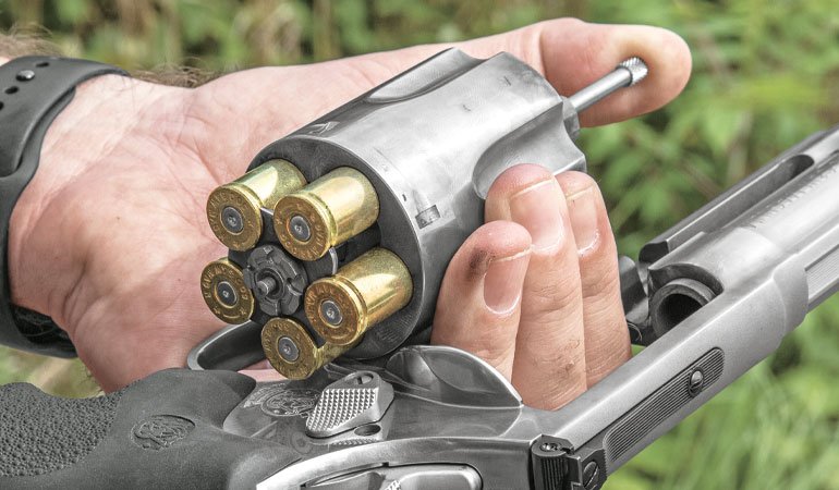 武蔵屋 エゾヒグマと北米アラスカのグリズリーはほとんど同じ羆の亜種 S Wのm500が発売されたとき44マグナムの三倍以上の威力の拳銃なんて馬鹿げている と思ったが本場アラスカでは これで持ち歩ける拳銃でもクマと闘える と実用品として好評だそうな