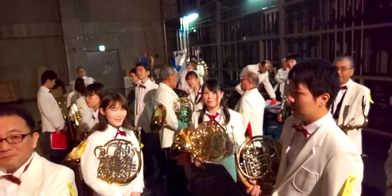 甲府市民吹奏楽団 ステージ袖でもこの笑顔 みんなでマーチのテンポを確認しながら蝶になる準備 自由曲 恋す蝶 では綺麗な蝶が舞うような演奏をする と午前中に誓いました 恋す蝶 井潤昌樹 行進曲春 吹奏楽 ステージ裏 T Co