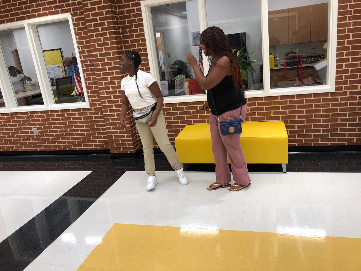 ajcdevelopment's tweet image. Jasmine Davies and her daughter Zaniya High laugh after they hugged on first day of Henry County’s McDonough Middle. #AJCBackToSchool #expectexceptionalHCS
