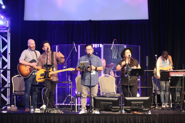 NationalDialogu's tweet image. Wal leads Morning Worship. #VoiceandVision #nationaldialogue