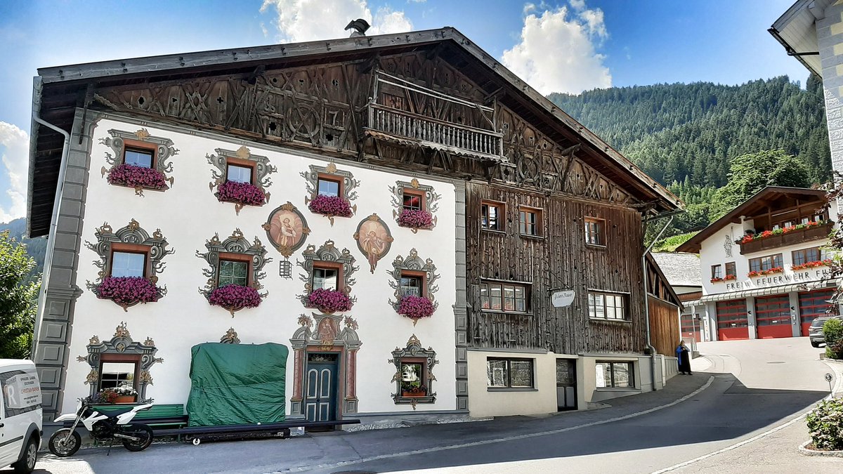 pizzo_76's tweet photo. Una cosa che adoro del Tirolo e che non si trova da altre parti in montagna è questa: le case affrescate 💗come in un libro di fiabe 💗 #stubai #stubailove #austria #travel https://t.co/4FJz3kGkoY