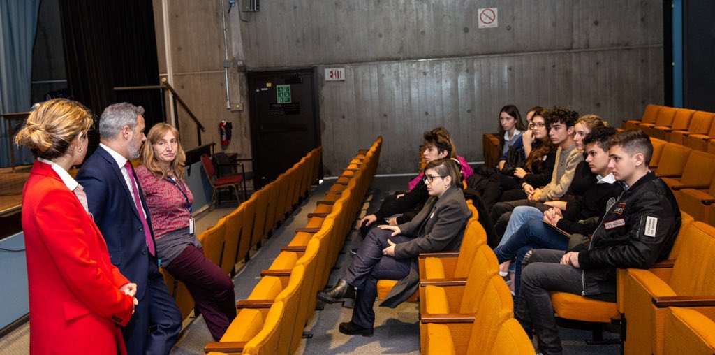 Hoy se reunieron los participantes del primer grupo de Jóvenes Líderes de la PBA en la <a href="/EmbajadaEEUUarg/">Embajada de EEUU en Argentina</a> junto al <a href="/USAmbassadorARG/">Embajador Peter Lamelas</a>, #DiegoCagliolo y <a href="/Daruffa/">Deluma</a>. 

Son participantes de un programa de emprendedurismo que viajaran a conocer EEUU por primera vez. <a href="/BAProvincia/">Gobierno PBA</a>